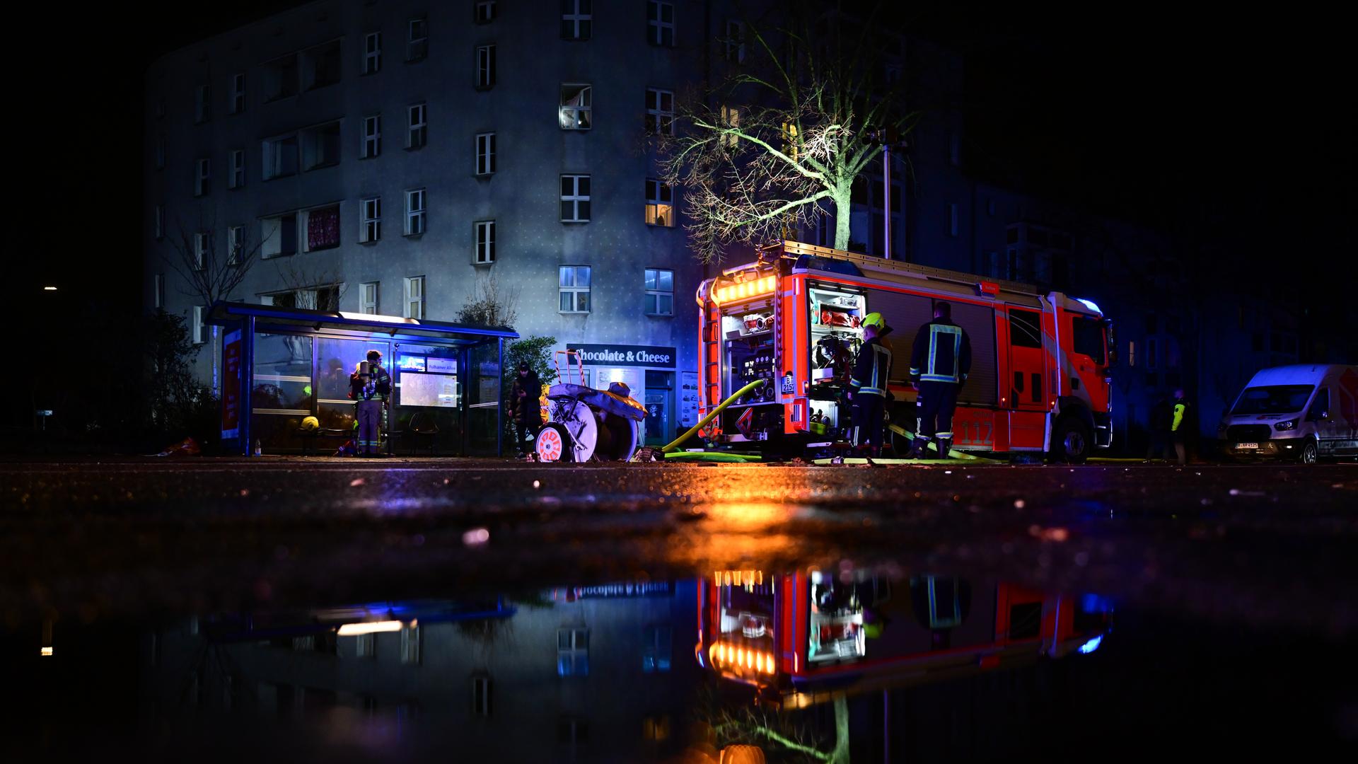 Feuerwehrleute löschen einen Brand in Berlin | dpa
