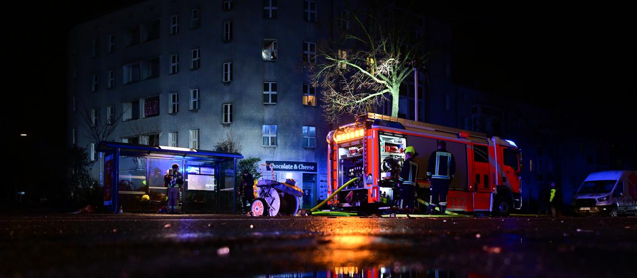 Feuerwehrleute löschen einen Brand in Berlin