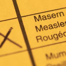 Markierte Masernimpfung im Impfbuch.