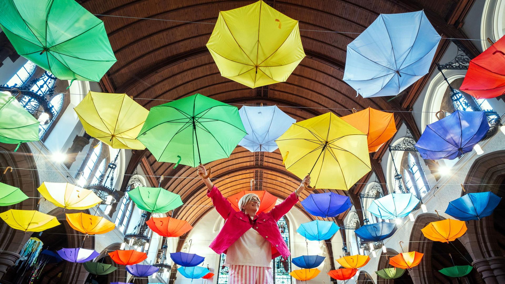 100 Regenschirme sind an der Decke der Morningside Parish Church im schottischen Edinburgh aufgehÃ¤ngt. | Jane Barlow/PA via AP