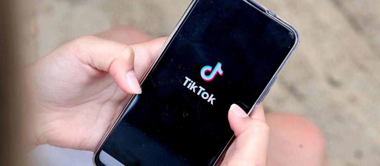 Das TikTok-Logo ist auf dem Display eines Smartphones zu sehen.
