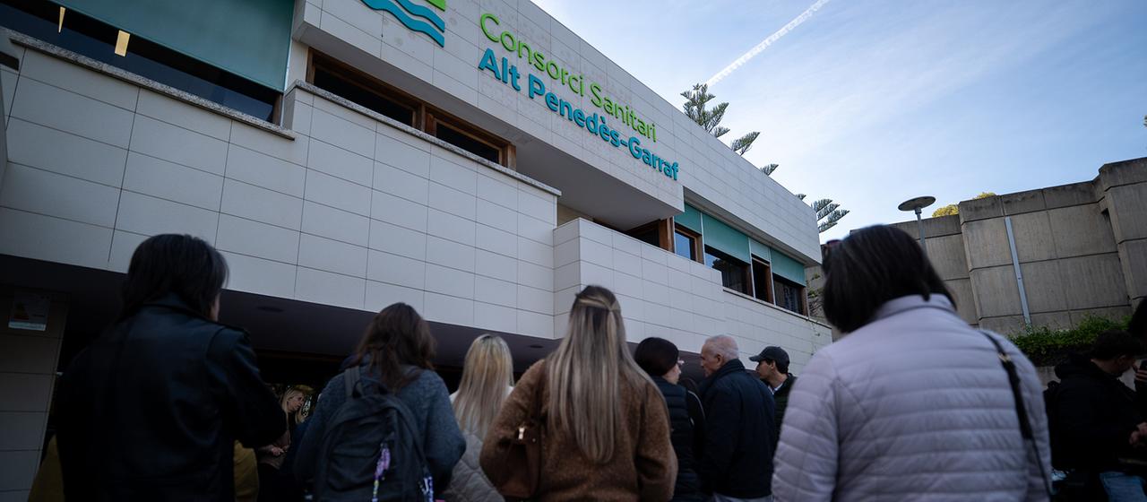 Menschen versammeln sich vor einem Krankenhaus in Sant Pere de Ribes, Spanien