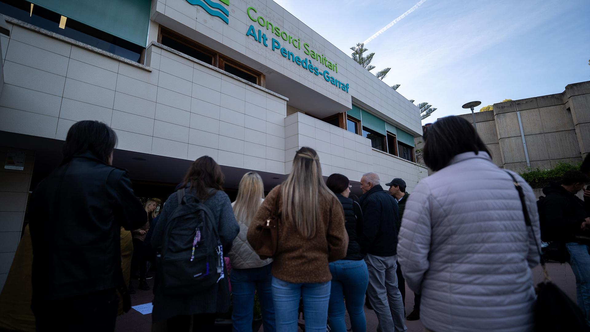 Menschen versammeln sich vor einem Krankenhaus in Sant Pere de Ribes, Spanien | AP