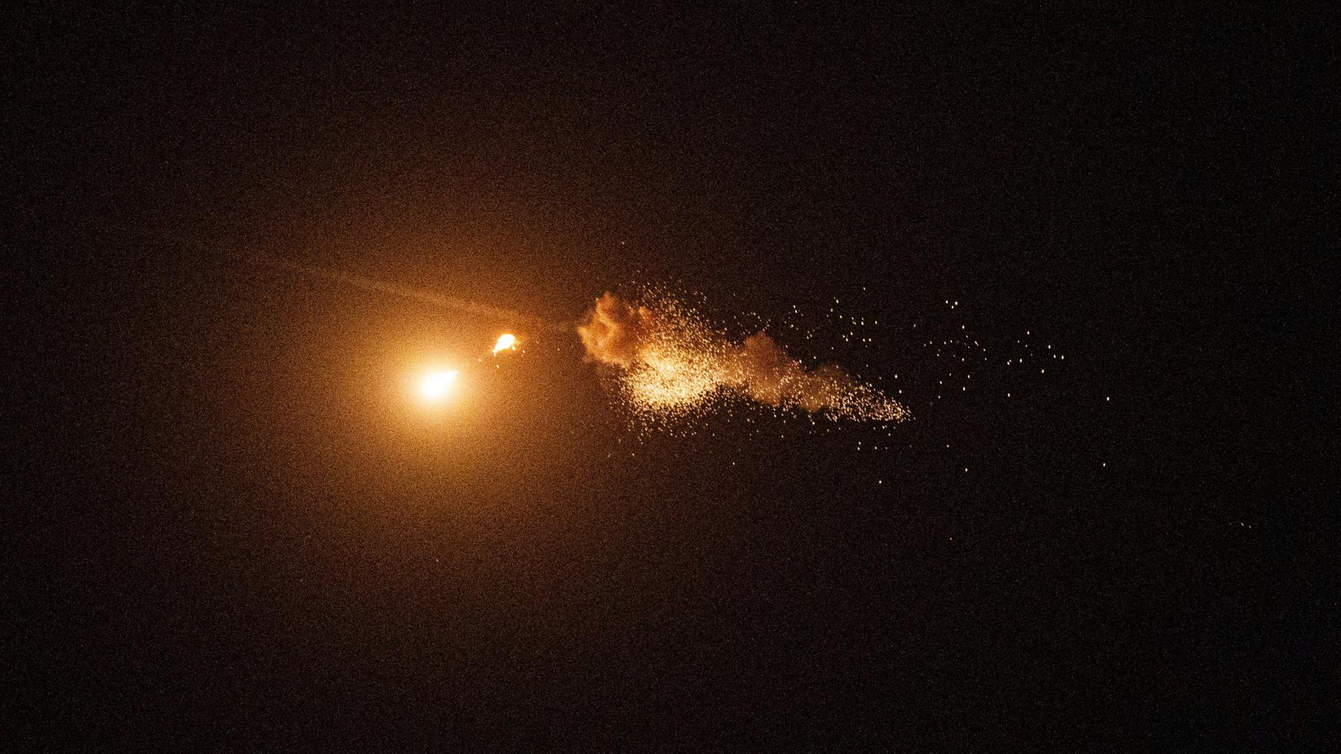 Die ukrainische Luftabwehr schießt eine Drohne über Kiew ab. | Evgeniy Maloletka/AP/dpa