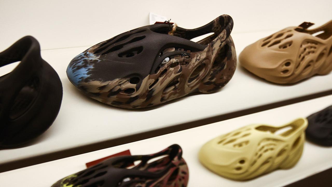 Recherche über Kanye West und Adidas