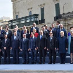 Viele Politiker stehen als Gruppenaufnahme vor einem Gebäude.