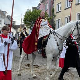 Pater Pirmin Meyer reitet beim Blutritt in Weingarten auf einem Pferd und trägt die Heilig-Blut-Reliquie.