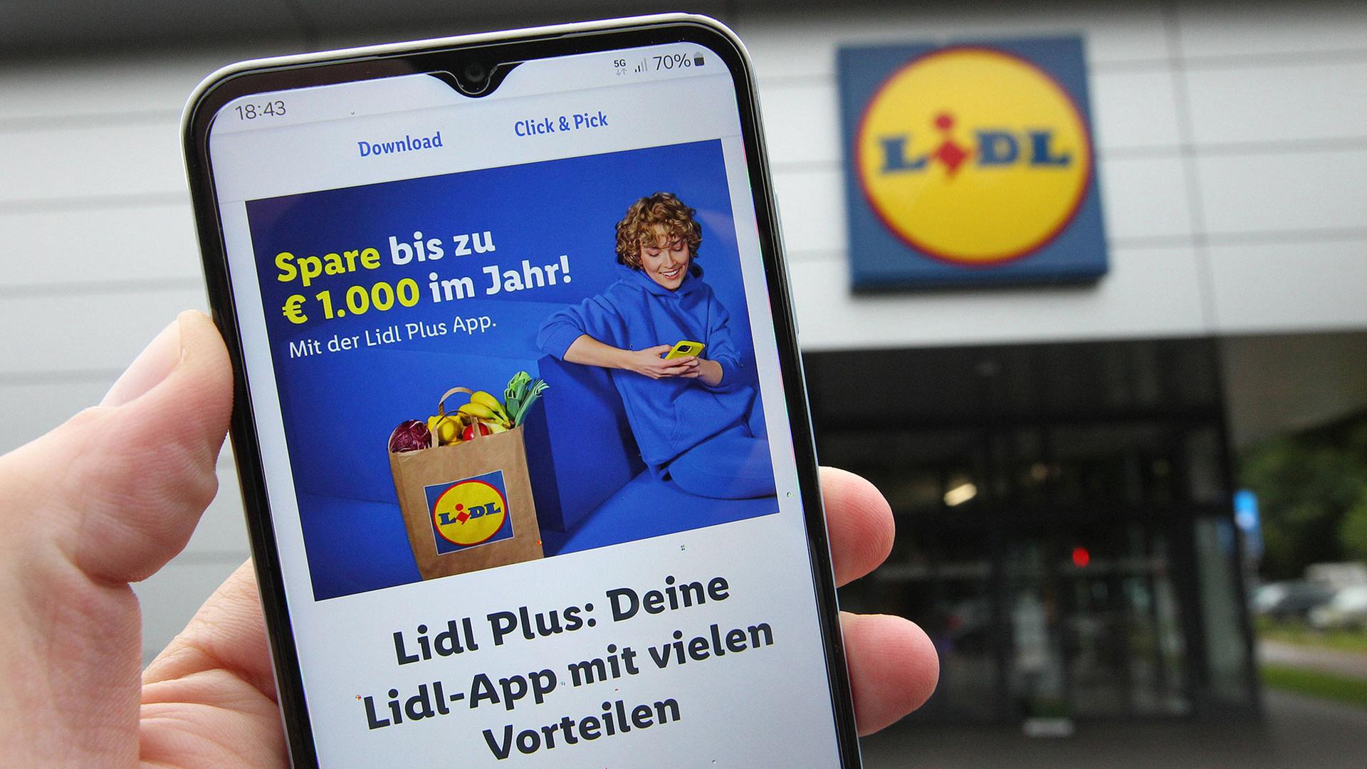 Smartphone mit Informationen über die Lidl Plus APP. | IMAGO/Hanno Bode