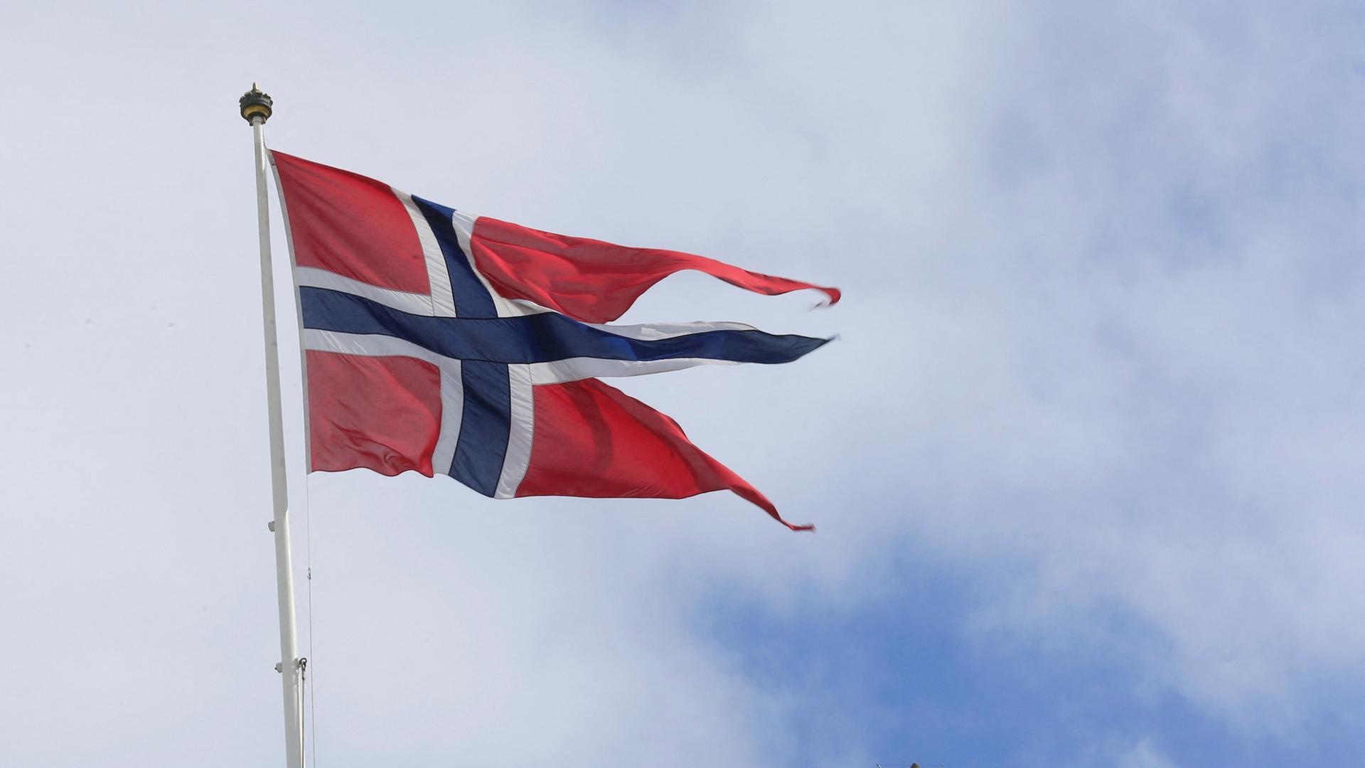 Eine norwegische Flagge weht über einem Gebäude in Oslo | REUTERS
