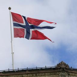 Eine norwegische Flagge weht über einem Gebäude in Oslo