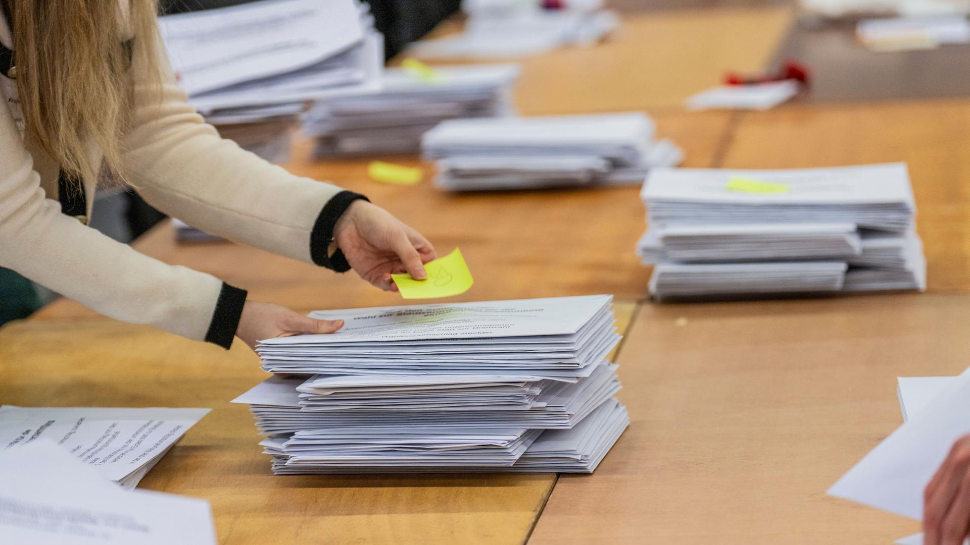 Die Stimmauszählung im Briefwahlzentrum in den Messehallen in Frankfurt für die Kommunalwahlen in Hessen. | Andreas Arnold/dpa
