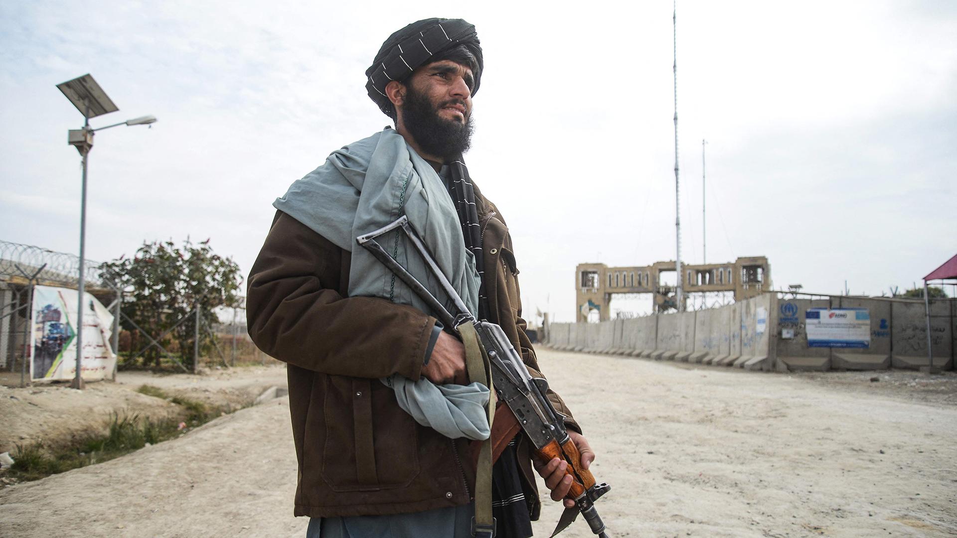 Ein Mann mit einem Maschinengewehr steht an einem Grenzübergang. | AFP