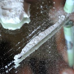 Symbolbild: Ein junger Mann konsumiert Kokain. (Quelle: dpa/Leonhardt)