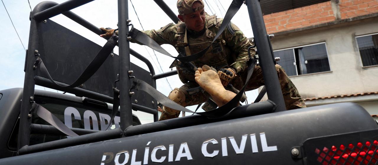 Ein Einsatz der Polizei in Rio de Janeiro. | Reuters Ein Einsatz der Polizei in Rio de Janeiro.