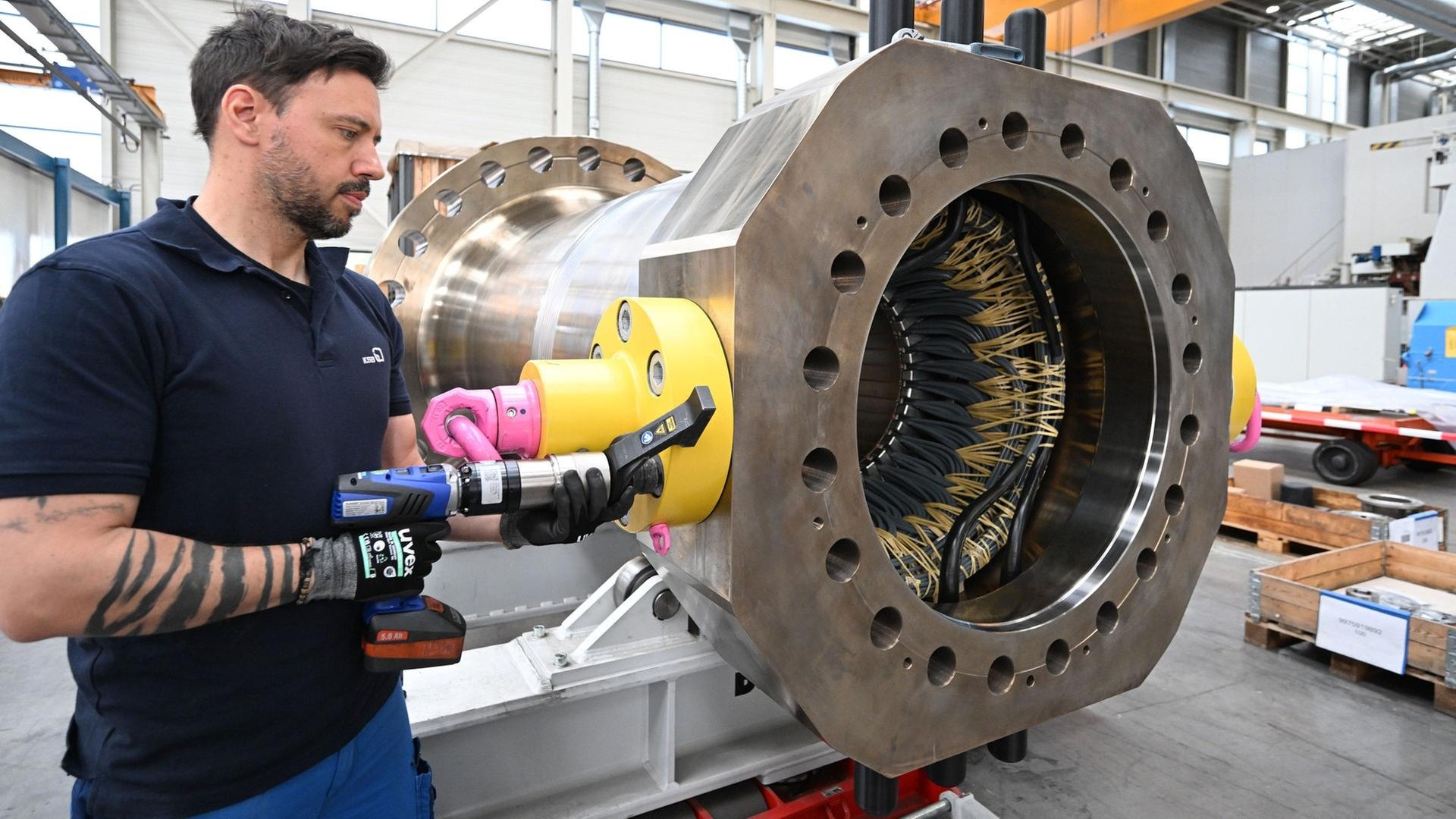 Beschäftigter beim Pumpenhersteller KSB in Frankenthal. Die Metall-Tarifverhandlungen werden kompliziert  | picture-alliance / Reportdienste, Picture Alliance