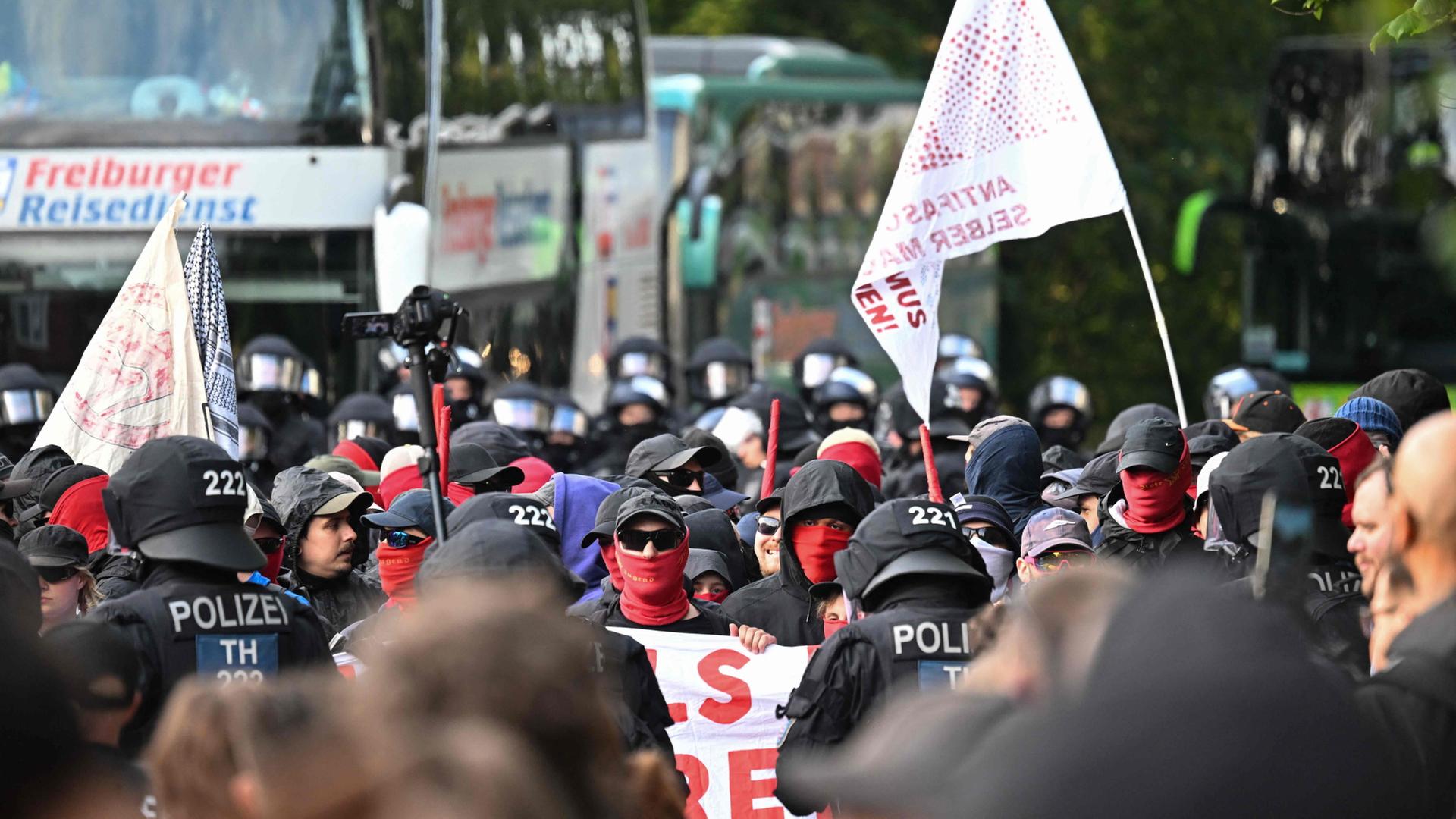 Protestierende in Erfurt zum AfD-Parteitag und Polizei-Beamte | AFP