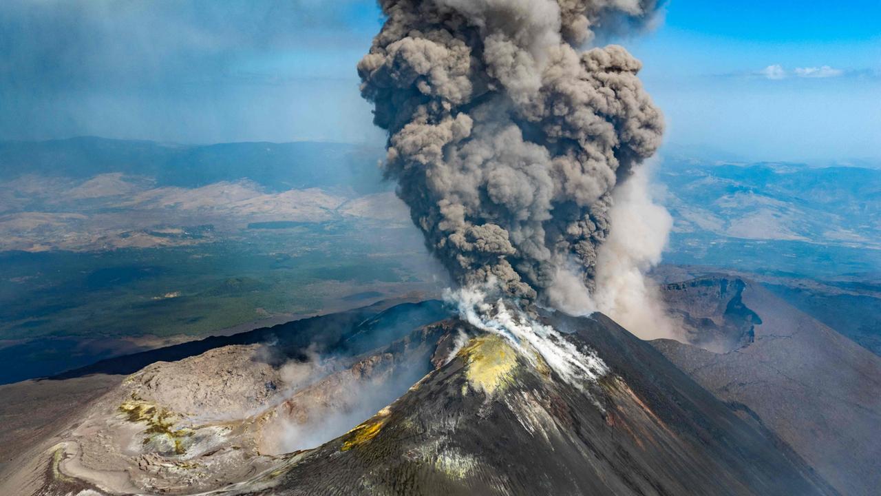 Europas aktivster Vulkan Ätna spuckt wieder Asche und Lava