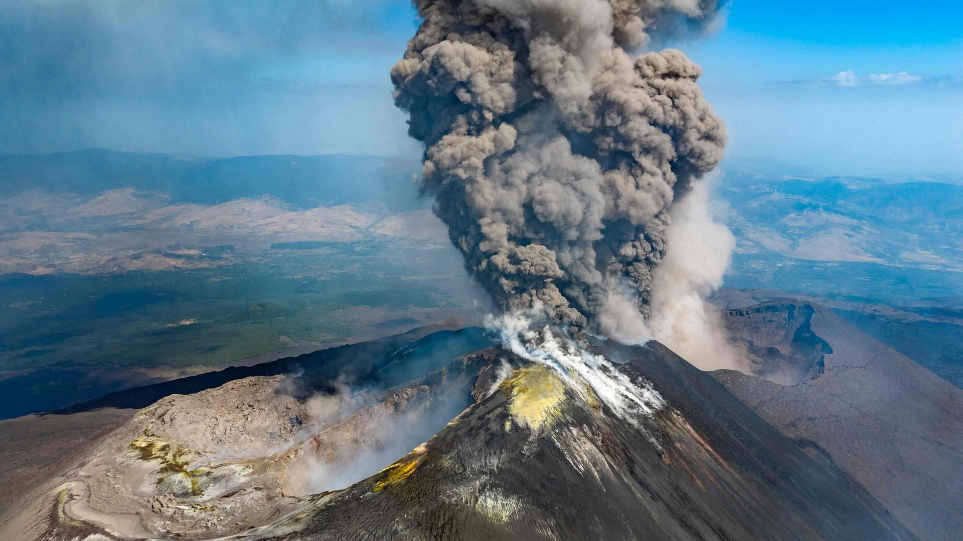 Europas aktivster Vulkan Ätna spuckt wieder Asche und Lava