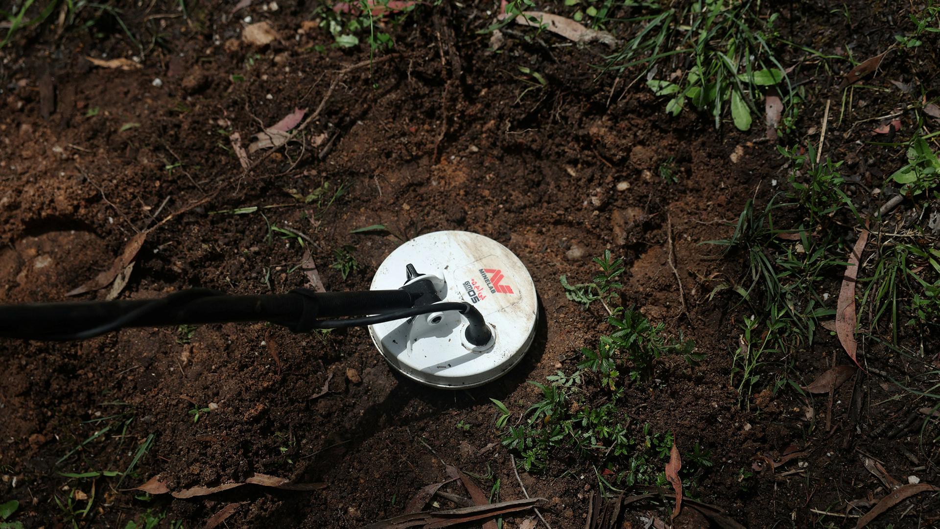 Ein Metalldetektor wird in Australien zur Goldsuche eingesetzt. | REUTERS