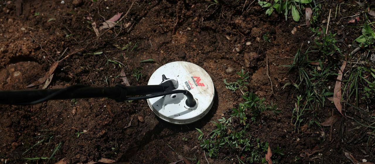 Ein Metalldetektor wird in Australien zur Goldsuche eingesetzt.