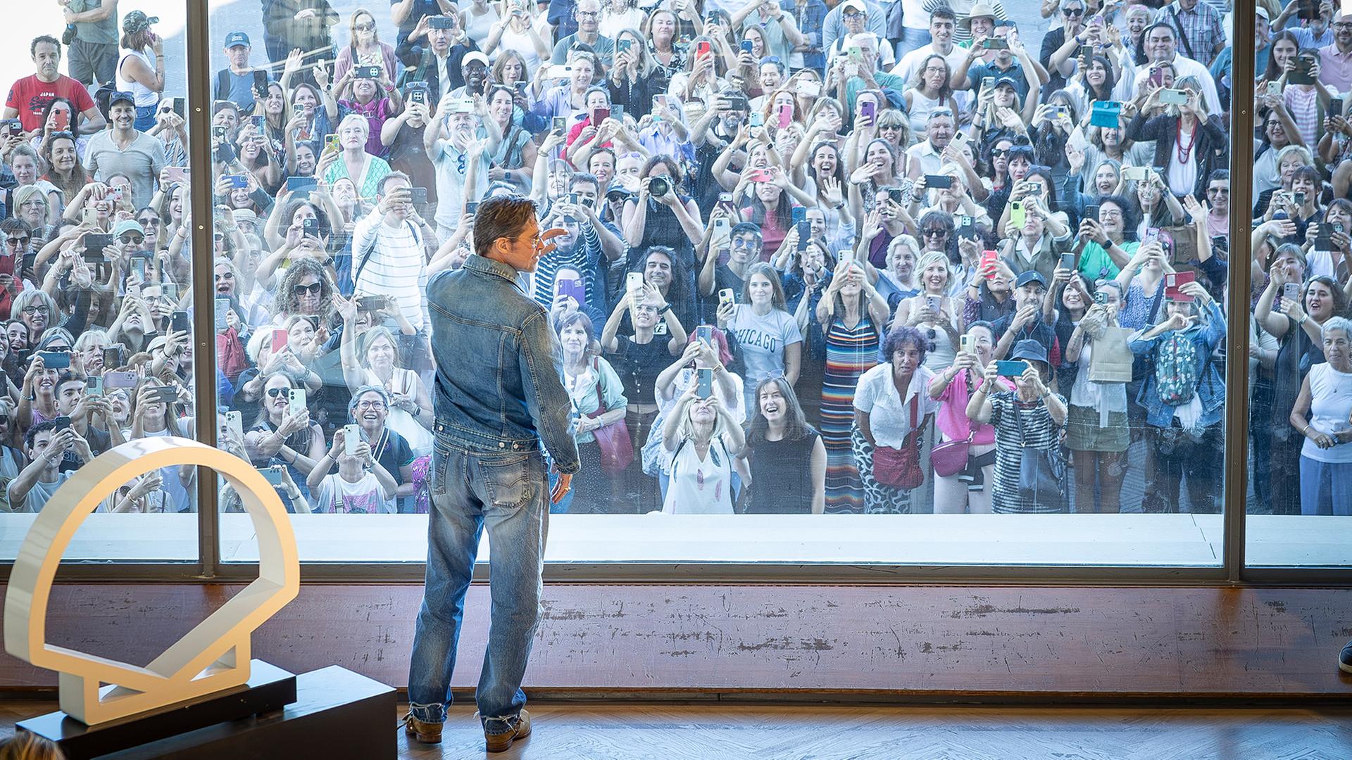 Brad Pitt und Fans | EPA