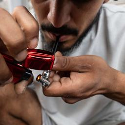 Ein Mann raucht eine Crackpfeife