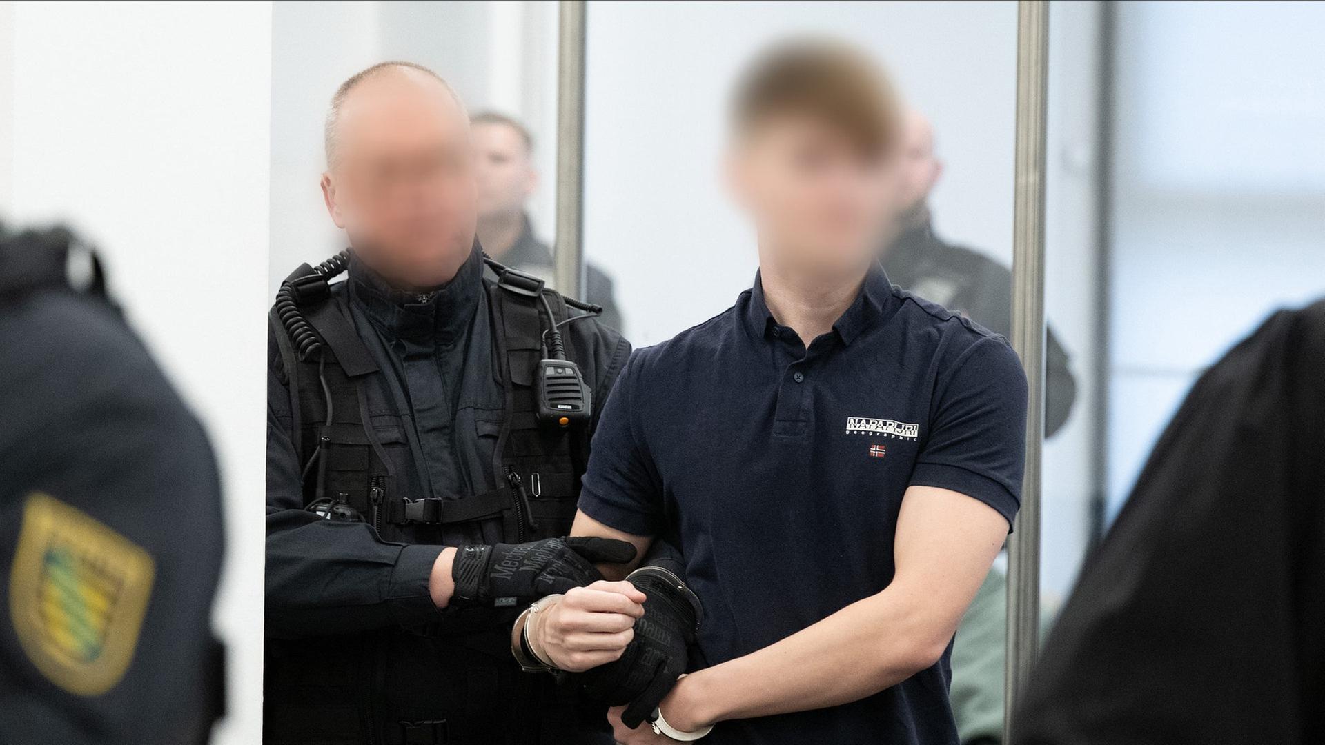 Ein Angeklagter im Prozess gegen insgesamt acht mutmaßlich militante Neonazis kommt in das Oberlandesgericht. | picture alliance/dpa/dpa Pool | Sebastian Kahnert