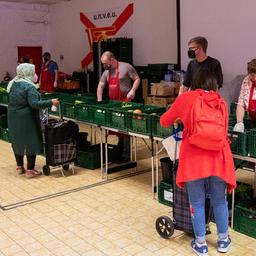 In der Laib und Seele- Ausgabestelle in Berlin verteilen ehrenamtliche Mitarbeiter Essen.