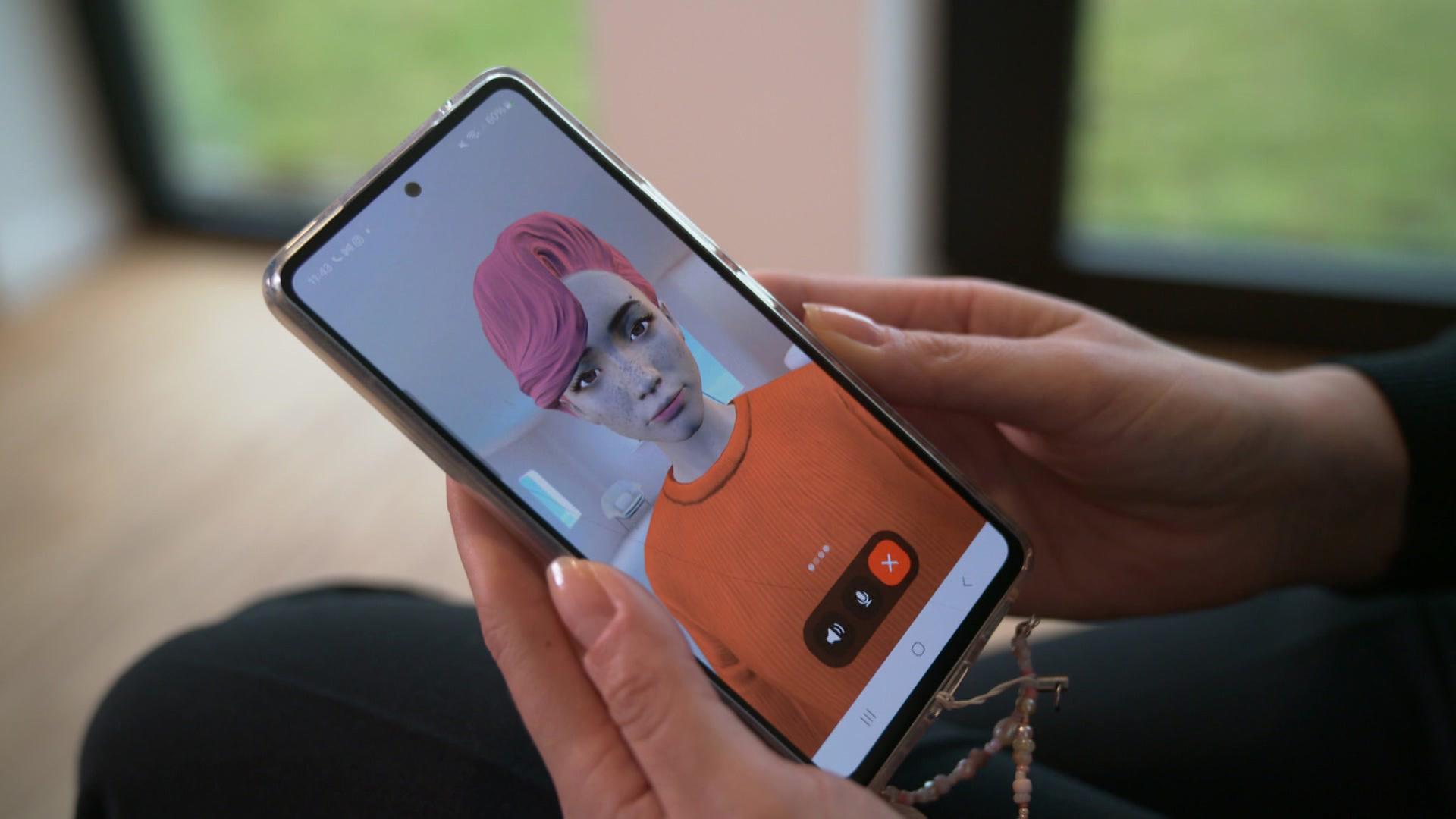 Ein Avatar auf einem Mobiltelefon in einem Videochat | L. Herberhold, NDR