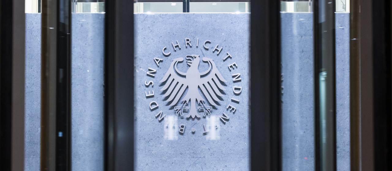 An einem Eingang der Zentrale des Bundesnachrichtendienstes steht der Schriftzug des Geheimdienstes.