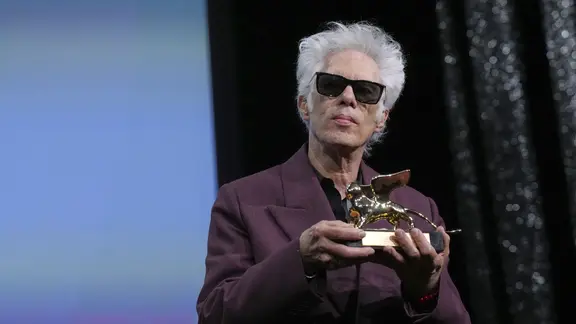 Regisseur Jim Jarmusch nimmt den Goldenen Löwen für den besten Film für "Father Mother Sister Brother" während der Preisverleihung der 82. Ausgabe der Filmfestspiele von Venedig, entgegen.