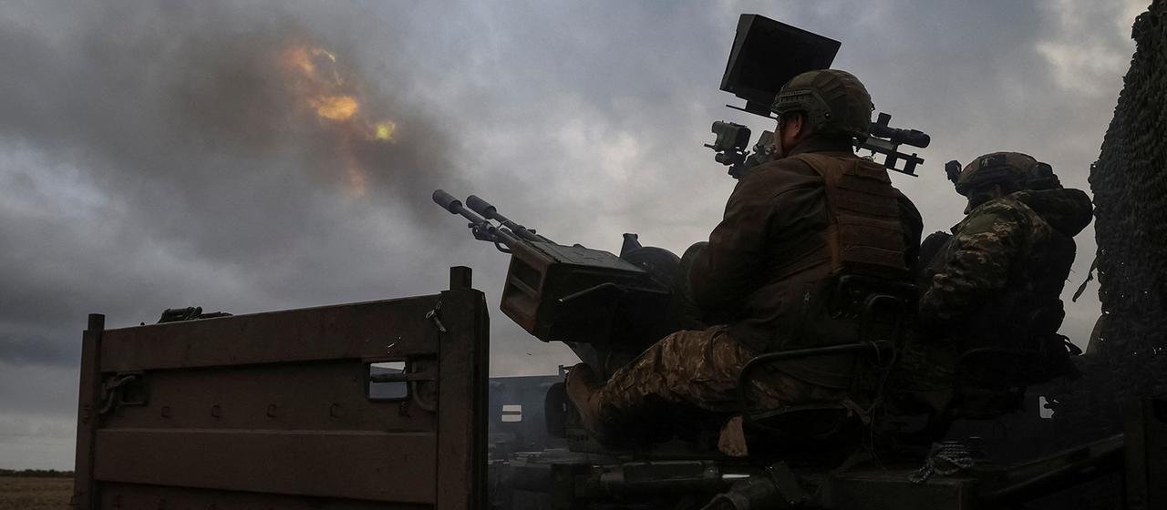 Soldaten einer mobilen Luftabwehr-Einheit feuern während ihres Kampfeinsatzes an der Front in der Region Donezk. | REUTERS Soldaten einer mobilen Luftabwehr-Einheit feuern während ihres Kampfeinsatzes an der Front in der Region Donezk.