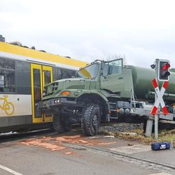 In Langenau (Alb-Donau-Kreis) hat ein Zug einen leeren Tanklaster erfasst. Verletzt wurde niemand.
