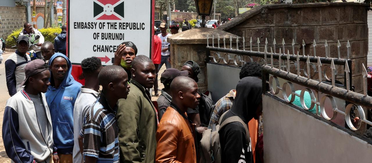 Burundische Staatsbürger stehen vor ihrer Botschaft in Nairobi, Kenia.