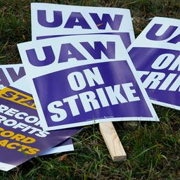 United-Auto-Workers-Schilder für einen Streik liegen im Gras. 
