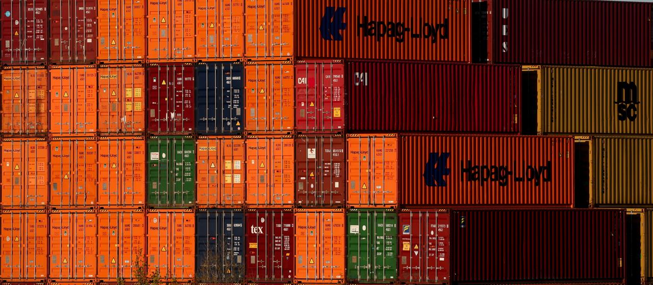 Container sind auf einem Verladebahnhof nahe Berlin zu sehen.