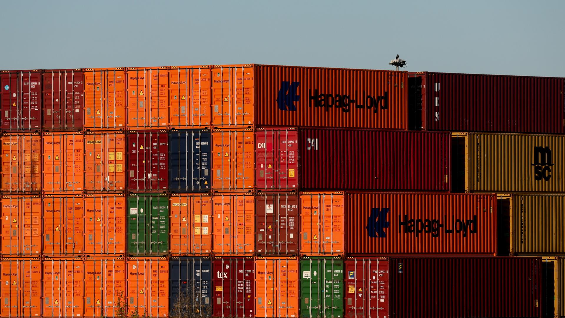 Container sind auf einem Verladebahnhof nahe Berlin zu sehen. | EPA