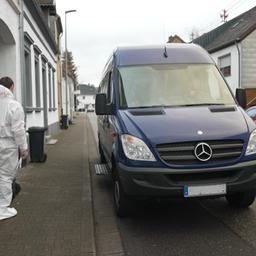 Mitarbeiter der Spurensicherung vor Ort in Oberbexbach.