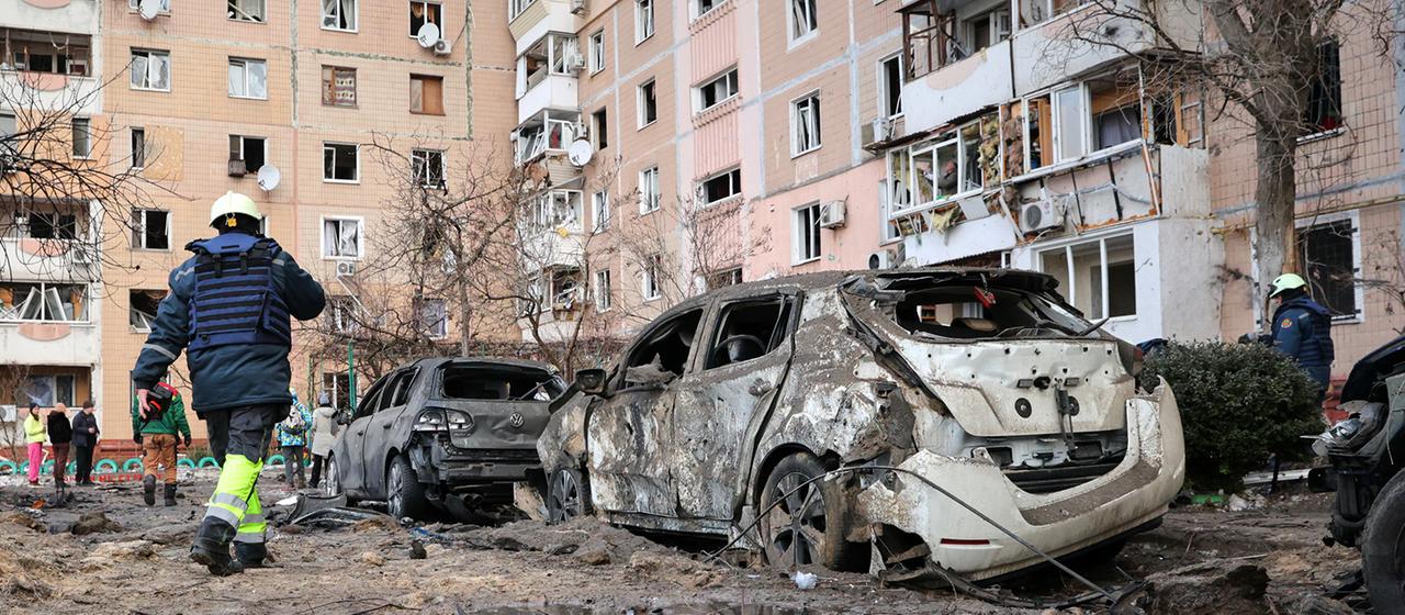 Damaged cars near a residential building in Zaporizhia
