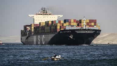 Ein Containerschiff durchquert den Suezkanal