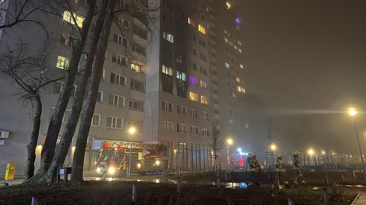 Im Osten Berlins: Kind stirbt nach einem Hochhausbrand
