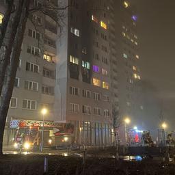 Die Berliner Feuerwehr ist im Einsatz an einem Hochhaus in Berlin-Friedrichsfelde
