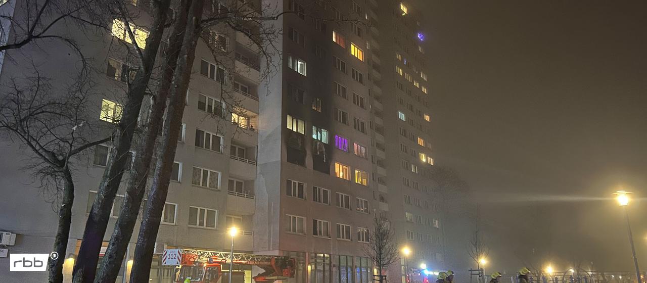 Die Berliner Feuerwehr ist im Einsatz an einem Hochhaus in Berlin-Friedrichsfelde