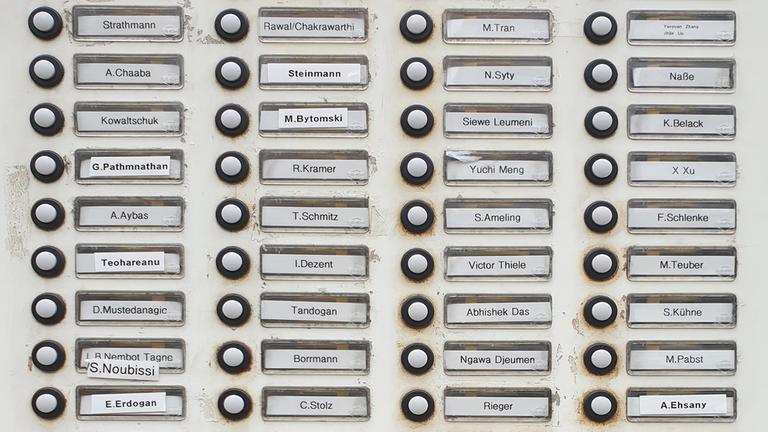 Klingelschild an einem Wohnturm