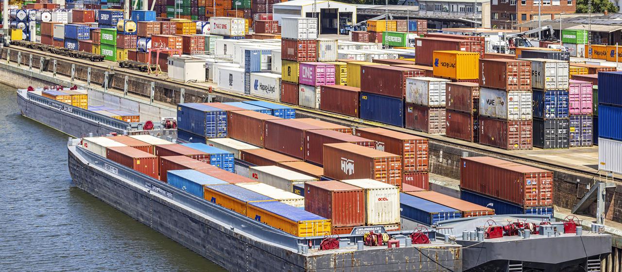 Bunte Frachtcontainer stapeln sich im Containerterminal Mannheim