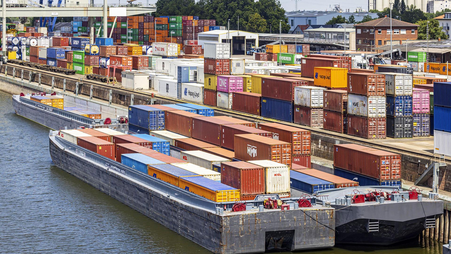 Bunte Frachtcontainer stapeln sich im Containerterminal Mannheim | picture alliance / imageBROKER