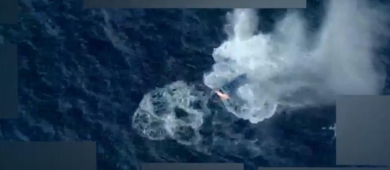 Luftbild eines Angriffs auf ein Schiff