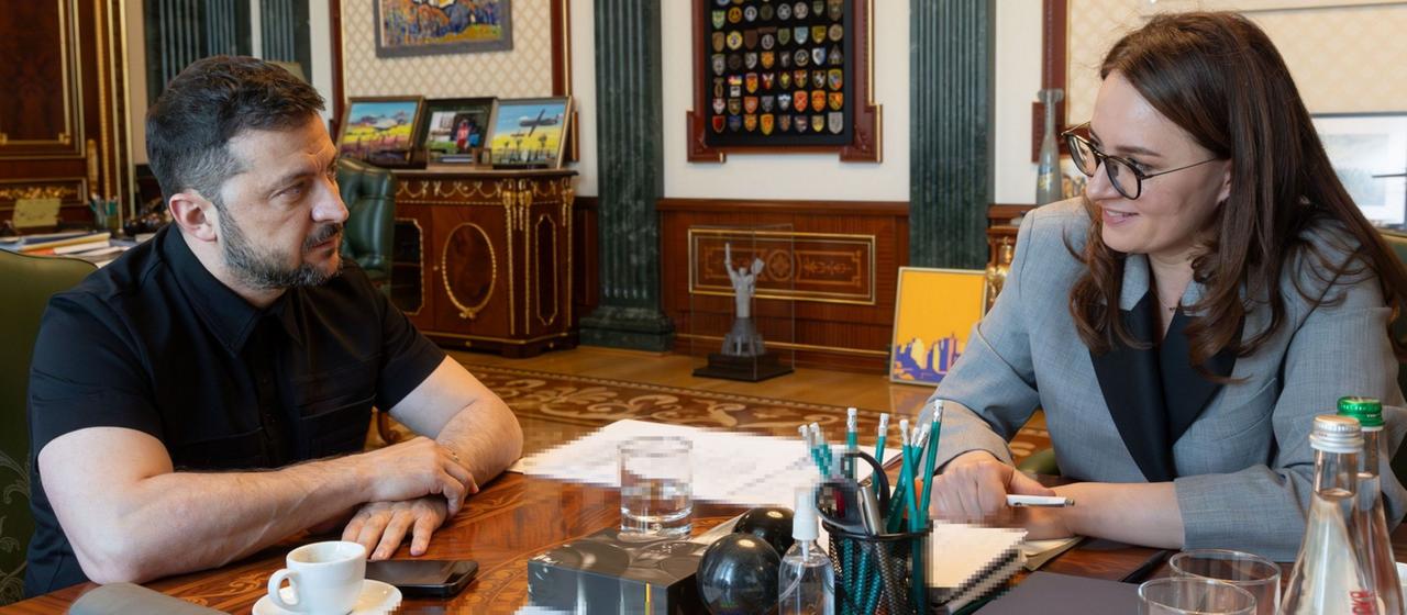 Der ukrainische Präsident Selenskyj und die amtierende ukrainische Wirtschaftsministerin Julia Swyrydenko.