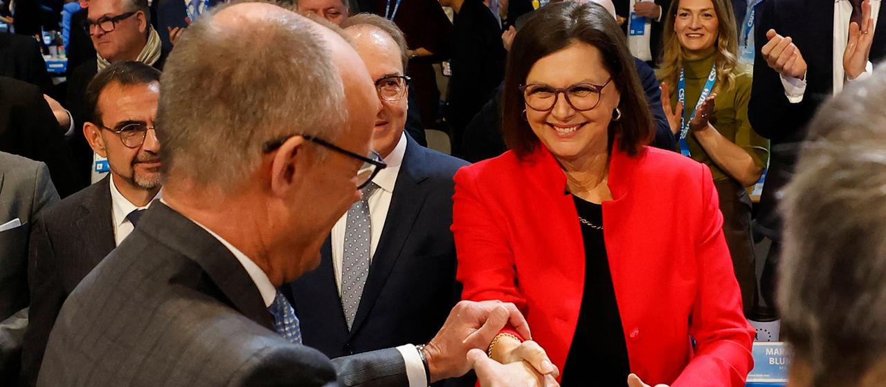 Friedrich Merz (links) gibt  Ilse Aigner, bei seiner Ankunft auf dem Parteitag der CDU in München, die Hand.