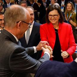 Friedrich Merz (links) gibt Ilse Aigner, bei seiner Ankunft auf dem Parteitag der CDU in München, die Hand.